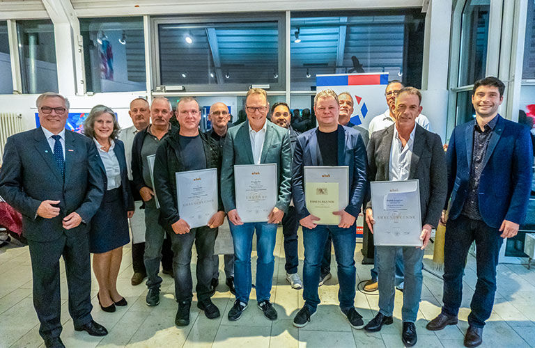 Bauunternehmen bendl ehrt 11 Jubilare von 10-35 Jahren Betriebszugehörigkeit.