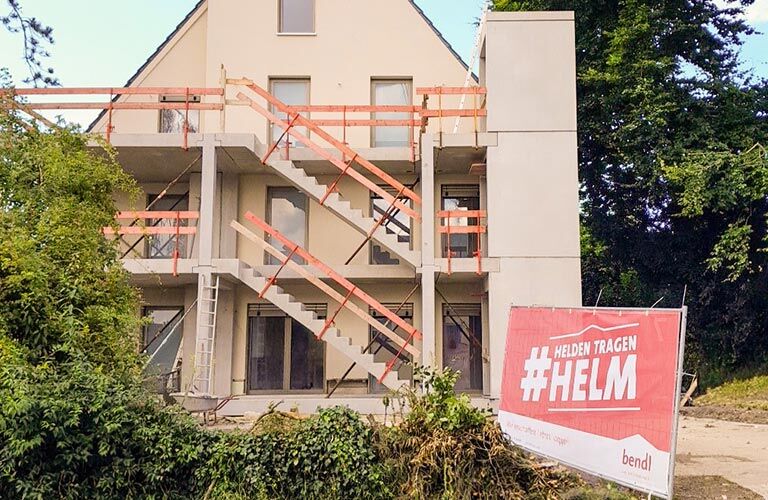 Balkonanbau und Aufzugschacht als aus Fertigteilen