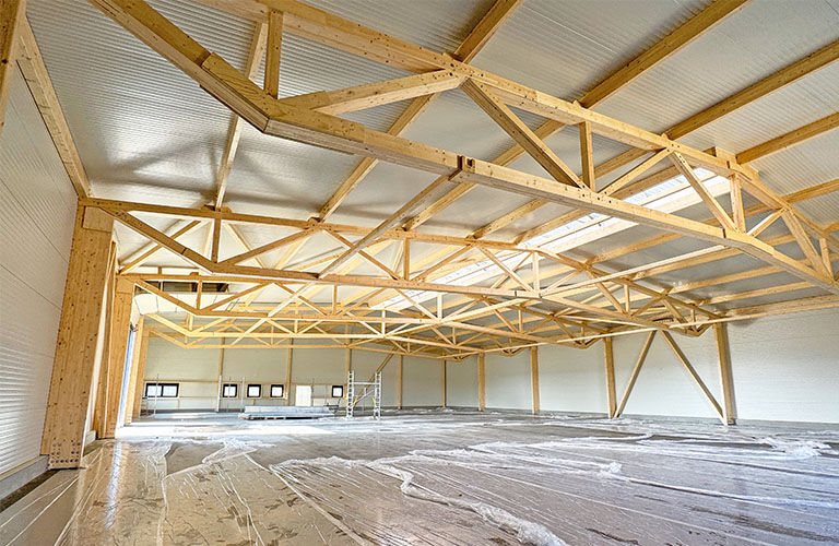 Schlüsselfertige Lagerhalle aus modernen Holzbindersystemen im Burgauer Industriegebiet.