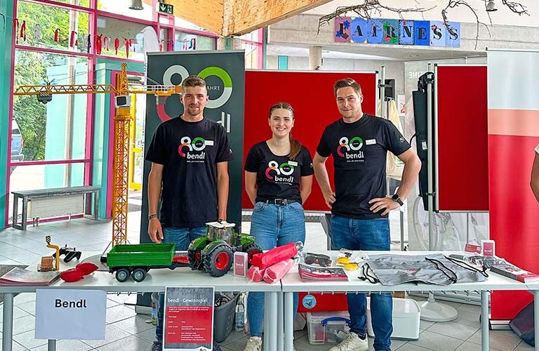 Das Bauunternehmen bendl bei der Berufsinformationsmesse an der Mittelschule in Burgau.