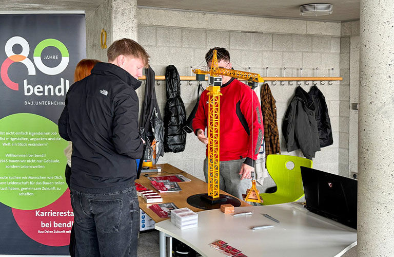 Interessierte Schüler an unserem Stand in Straß