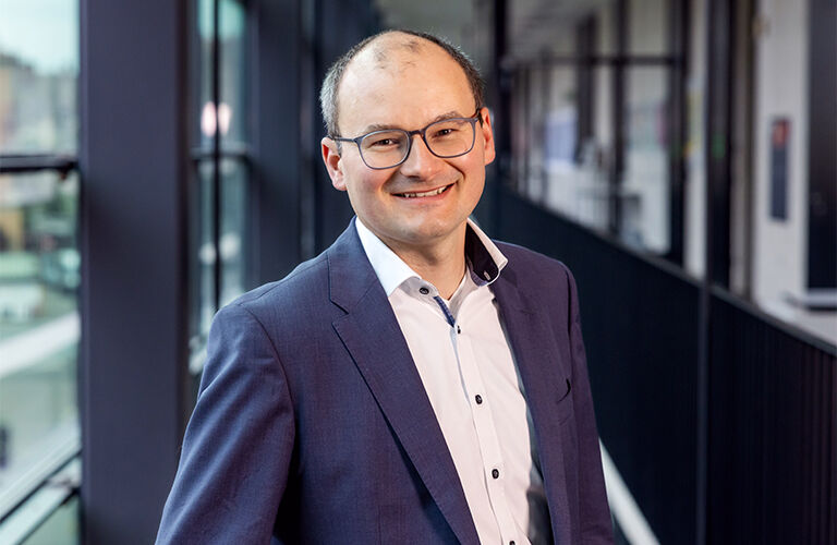 Prof. Dr.-Ing. Rempel vom TTZ Aichach bei seinem Vortrag Forschung und Praxis im Betonbau