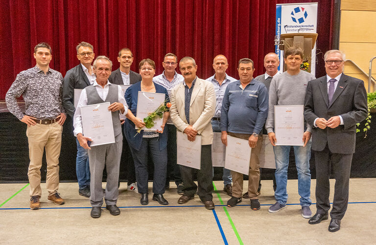 Foto von links: Geschäftsführer Peter Finkel, Joachim Krämer, Harald Kraus, Simon Forster, Katrin Grau, Frank Tomcala-Hieber, Vasyl Vitushynskyy, Michael Klingler, Zhivko Petrov, Robert Heumann, Jozef Horansky, HWK Schwaben Präsident Hans-Peter Rauch