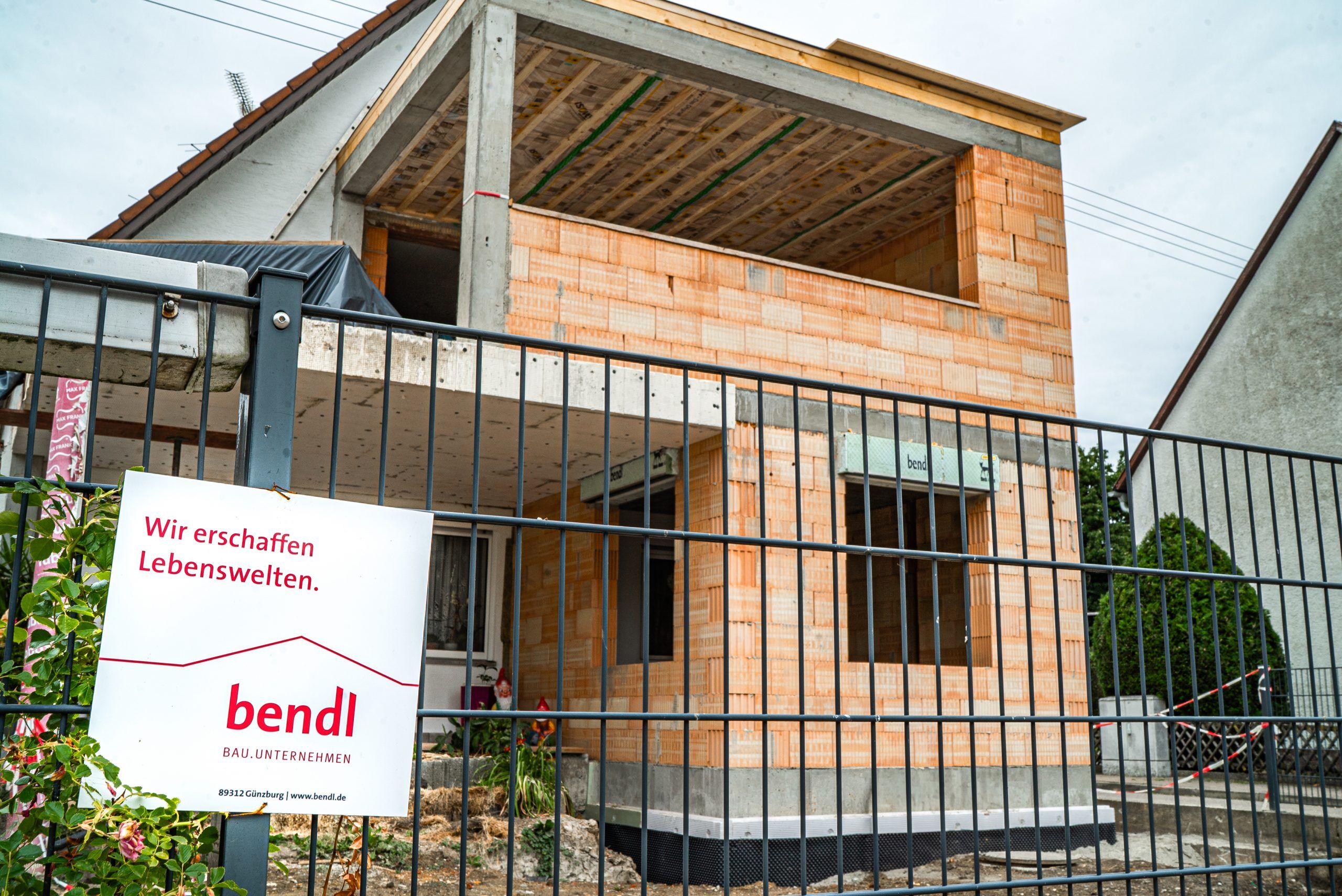 Wohnraumerweiterung inkl. Terrassenübdachung und ein neuer Balkon.