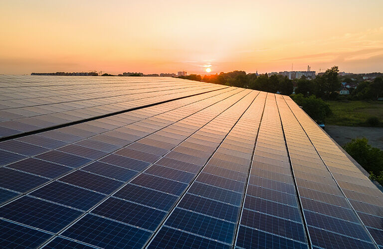 Bauherren sind verpflichtet, den Wärme- und Kältebedarf eines Neubaus zumindest teilweise durch erneuerbare Energien zu decken, etwa durch Solarthermie, Photovoltaik oder Wärmepumpen.