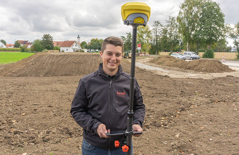 Bauleiter Fabian Fischer im Einsatz mit dem Geomax-Roverstabungssystem