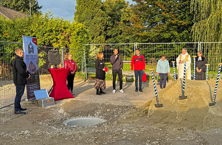 Unser geschäftsführender Gesellschafter Peter Finkel und unser Abteilungsleiter für Hoch- und Tiefbau Simone Forster, bei strahlendem Sonnenschein, zusammen mit anderen Beteiligten bei der Grundsteinlegung in Friedberg