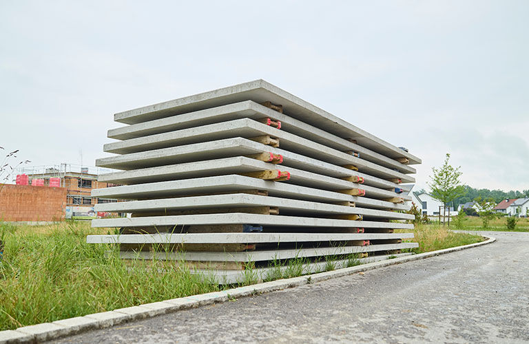 Montage der innovativen Carbonbetonplatten in Offingen.