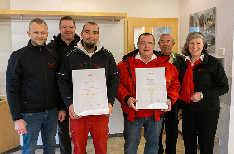 Das Bauunternehmen bendl dankt Benjamin Wolter und Konrad Bihler zu jeweils 10 Jahren Betriebszugehörigkeit auf der Jahresabschlussfeier 2019.