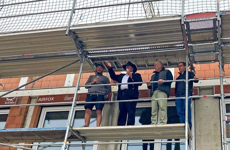 Richtfest für ein modernes Mehrfamilienhaus in Augsburg-Göggingen.