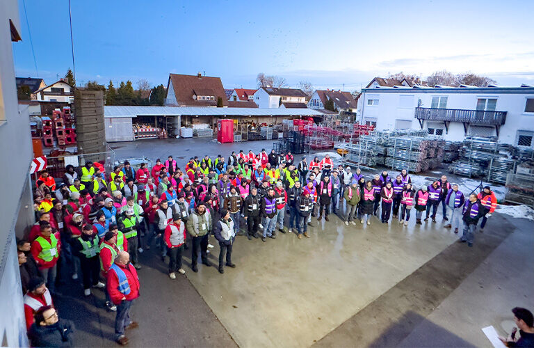 Gruppenfoto aller bendl-Mitarbeitenden beim Safety-Day