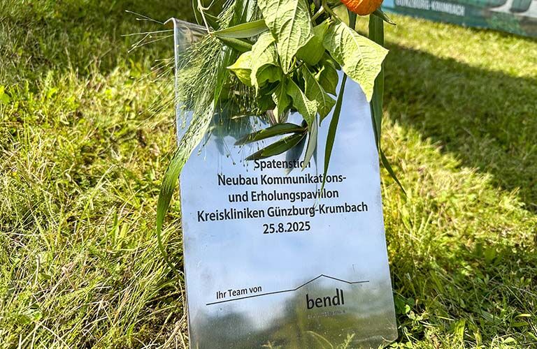 Spatenstich für den Kommunikations- und Erholungspavillon.