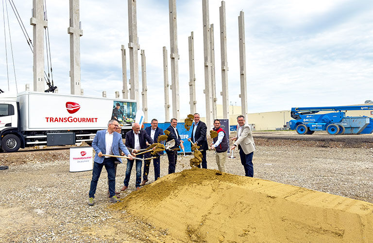 Spatenstich für das hochmoderne Logistikzentrum für Transgourmet in Leipheim.
