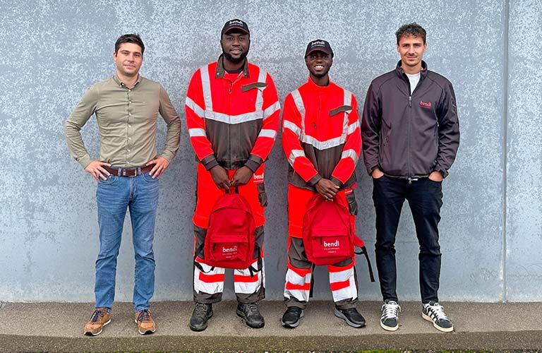Unsere beiden Auszubildenen Abdul und Joseph aus Ghana gemeinsam mit unserem Geschäftsführenden Gesellschafter Peter Finkel und unserm Bauleiter im Tiefbau Justus Riederle.