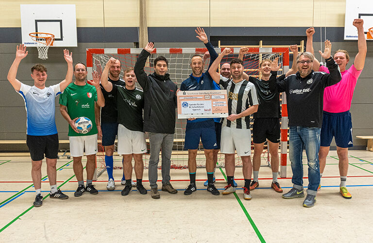 Die Mannschaft des BC Schretzheim freut sich sichtlich über die Spende! V.l.: Timo Langer, Steffen Aust, Jugendtrainer Uli Kreuzer, Manuel Schuster, bendl Geschäftsführer Peter Finkel, Trainer Christoph Kehrle, Bora Babur, bendl Einkäufer Damian Lasar, Martin Schromann, Peter Aust, Luca Aninger