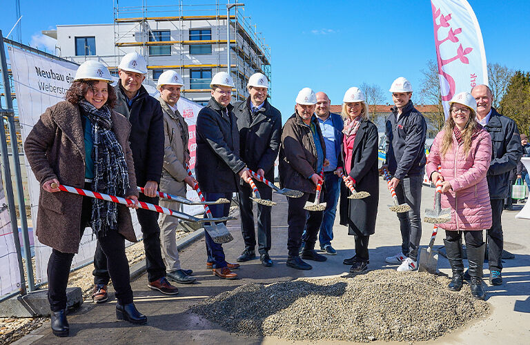 Beim offiziellen Spatenstich (v. l.): Monika Schromm und Jan Liesegang (Projektsteuerung DRW), Architekt Ulli Sommersberger, stv. DRW-Vorstandsvorsitzender Michael Winter, Bürgermeister Dr. Michael Higl, Bewohner Ralph Kienzle, DRW-Regionalleiter Arnold Pfeiffer, Staatsministerin Ulrike Scharf, Simon Forster (Bendl GmbH & Co. KG), Bezirksrätin Annemarie Probst, Bezirksrat Dr. Johann Popp (v. l.)