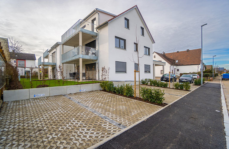 Außenanlagen von einem Mehrfamilienhaus in Leipheim