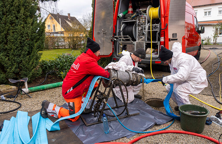 Operateur Melhid und sein Team installieren den Schlauchliner im Kanal