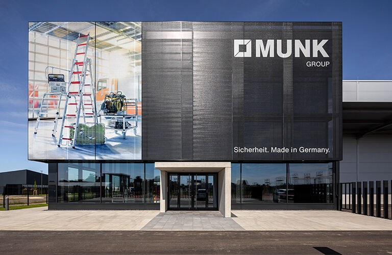 Schlüsselfertiger Neubau von Lagerhalle und Showroom für die MUNK Group