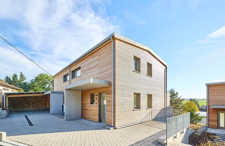 Carport, Garage, Stellplätze und lichtdurchflutete Räume - hier bleiben keine Wünsche offen.